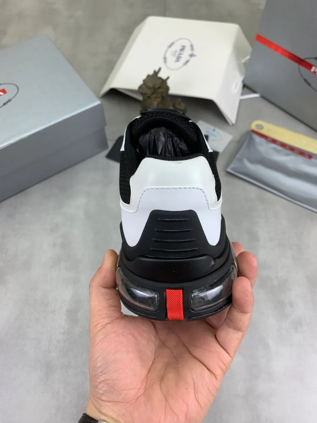 Men's men's shoes 💰P660 💰[New model] The top version is now available on the official website, 🆘 Air-cushion shock-absorbing thick-soled trendy brand (Prada) is the main popular model, avant-garde and versatile fashionable men's shoes, private version mold opening, cowhide surface splicing 1:1.. Simple fashion, original imported cowhide feet; the atmosphere and personality are more fashionable, eye-catching and pursuing class. It will subvert the old idea and be a must-have for fashion trendsetters with you! Must keep it for yourself ! Tall and comfortable, large and low, high-end quality workmanship. Code number: 38-45; 4 colors available.